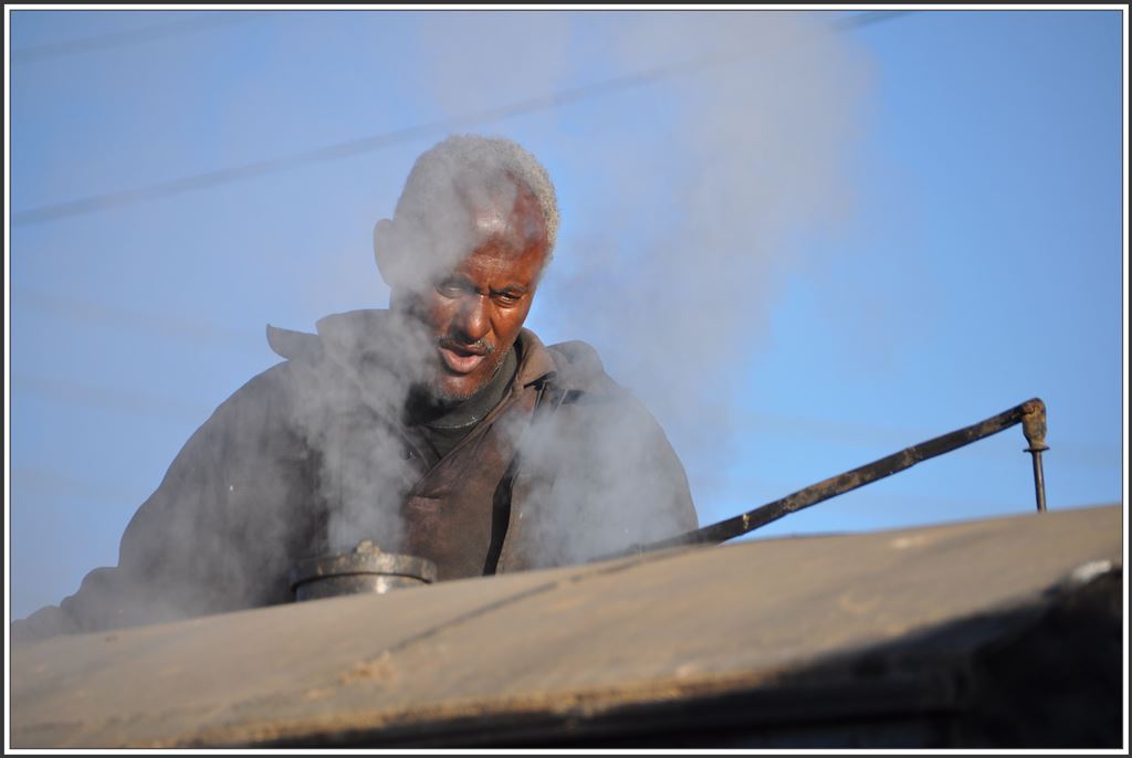 Am der Lokpfeife wird noch etwas herumgeschraubt, Asmara (04.12.2014)