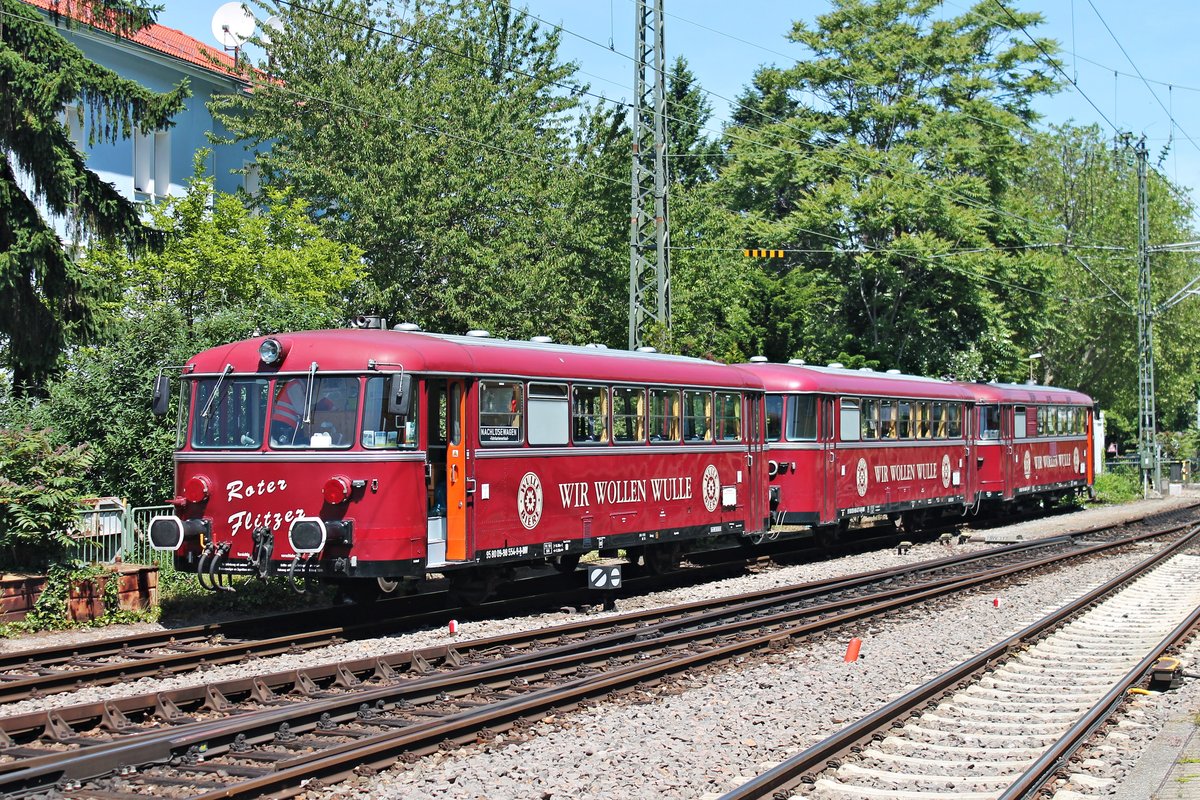 Am Mittag des 01.06.2019 stand 998 554-9  Roter Flitzer  zusammen mit 998 417-9  Roter Flitzer  und 798 469-2  Roter Flitzer  abgestellt im Hauptbahnhof von Freiburg (Breisgau) und wartete dort auf ihren nächsten Einsatz.