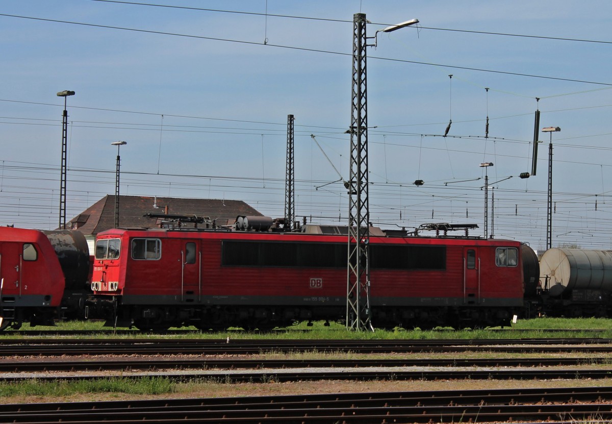 Am Mittag des 02.04.2014 stand 155 004-5 zusammen mit einer 145er auf dem Bh Offenburg und wartet auf ihre nächste Leistung.