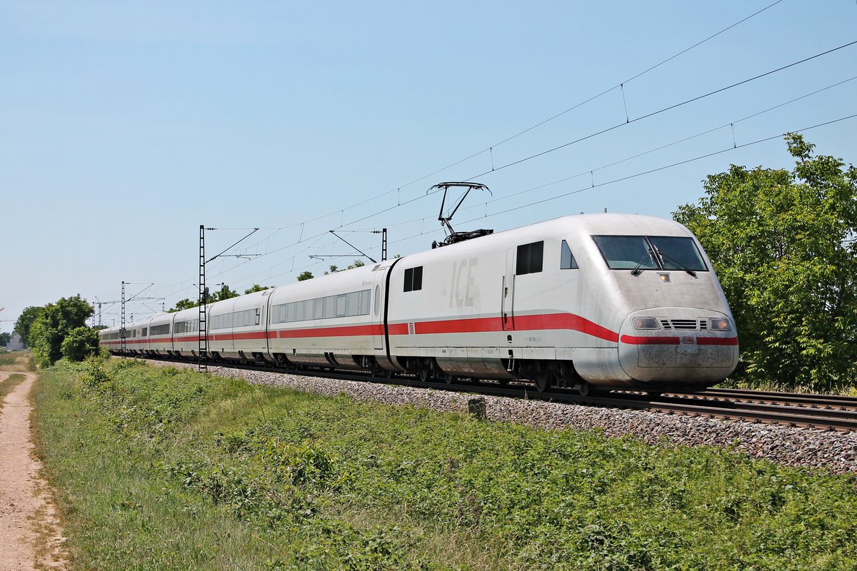 Am Mittag des 02.06.2020 fuhr der 401 578-0  Bremerhaven  als ICE 278 (Interlaken Ost - Berlin Ostbahnhof) nördlich von Müllheim (Baden) bei Hügelheim über die Rheintalbahn durchs Markgräflerland in Richtung Freiburg (Breisgau).