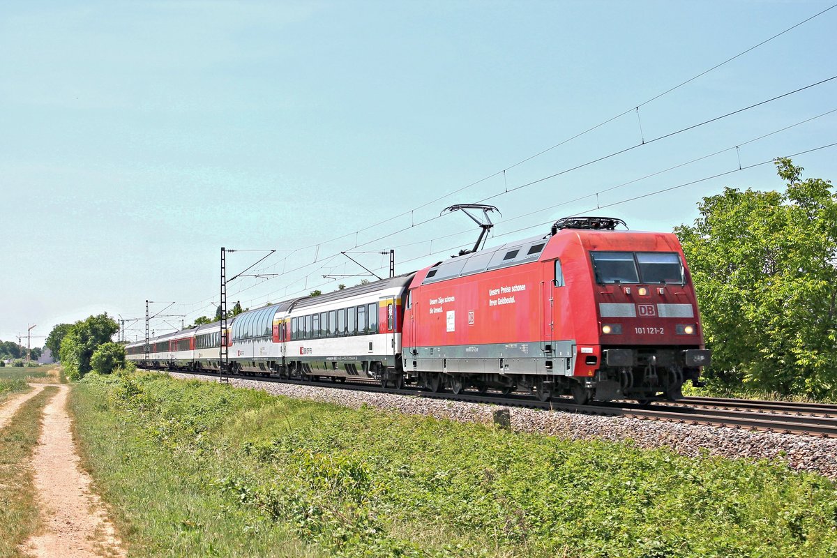 Am Mittag des 02.06.2020 fuhr 101 121-2 mit dem EC 8 (Zürich HB - Hamburg Altona) nördlich von Müllheim (Baden) bei Hügelheim über die Rheintalbahn in Richtung Buggingen.
