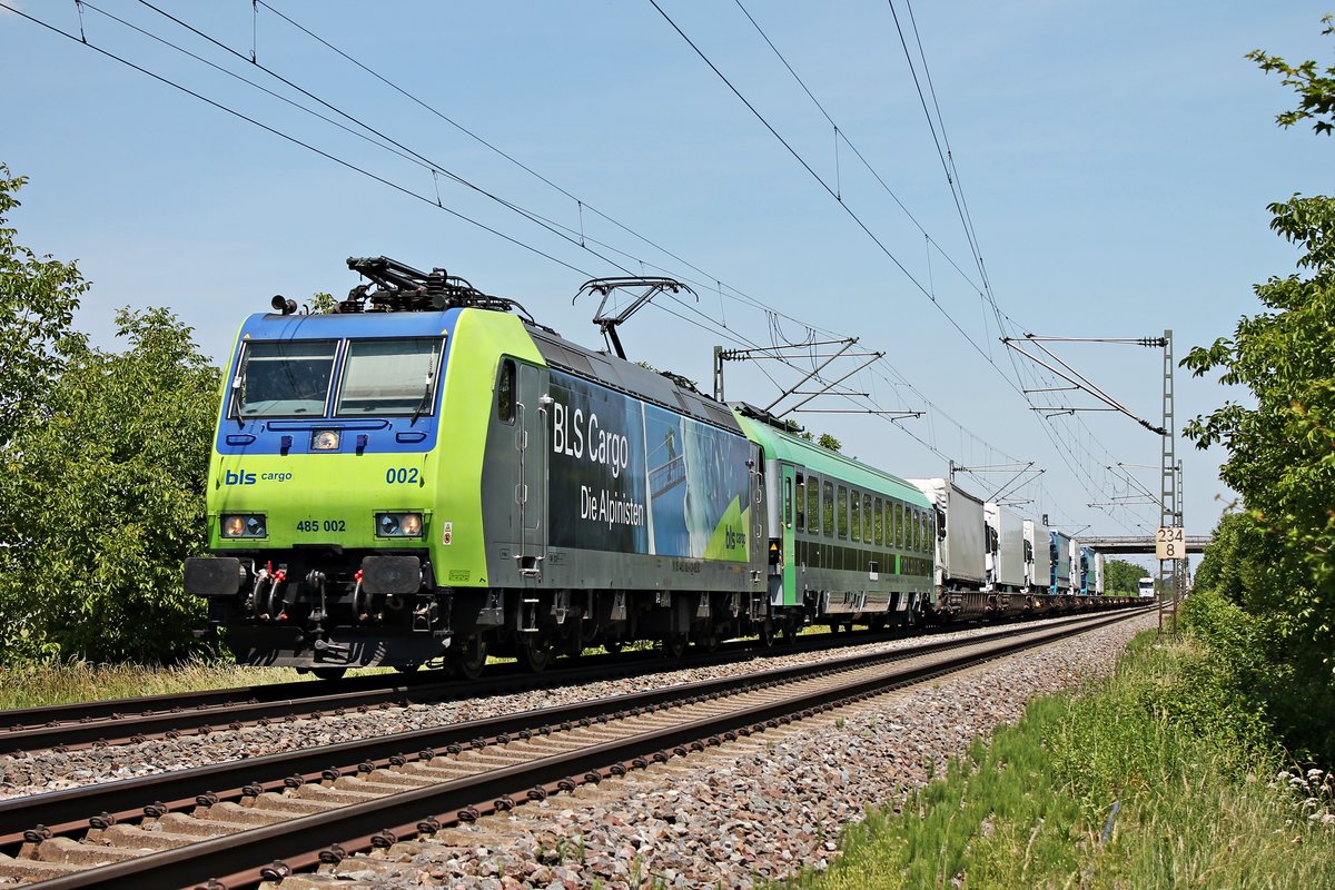 Am Mittag des 02.06.2020 fuhr Re 485 002  BLS Cargo - Die Alpinisten  mit ihrer RoLa (Freiburg (Brsg) Rbf - Novara Boschetto), welche sie bis Domodossola bespannen wird, bei Hügelheim über die Rheintalbahn in Richtung Schweiz.