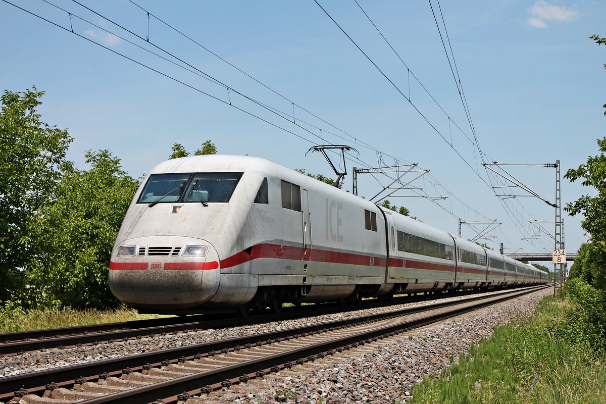 Am Mittag des 02.06.2020 fuhr 401 070-8 als ICE 277 (Berlin Ostbahnhof - Basel SBB) nördlich von Müllheim (Baden) bei Hügelheim über die KBS 702 durchs Rheintal in Richtung Schweiz.
