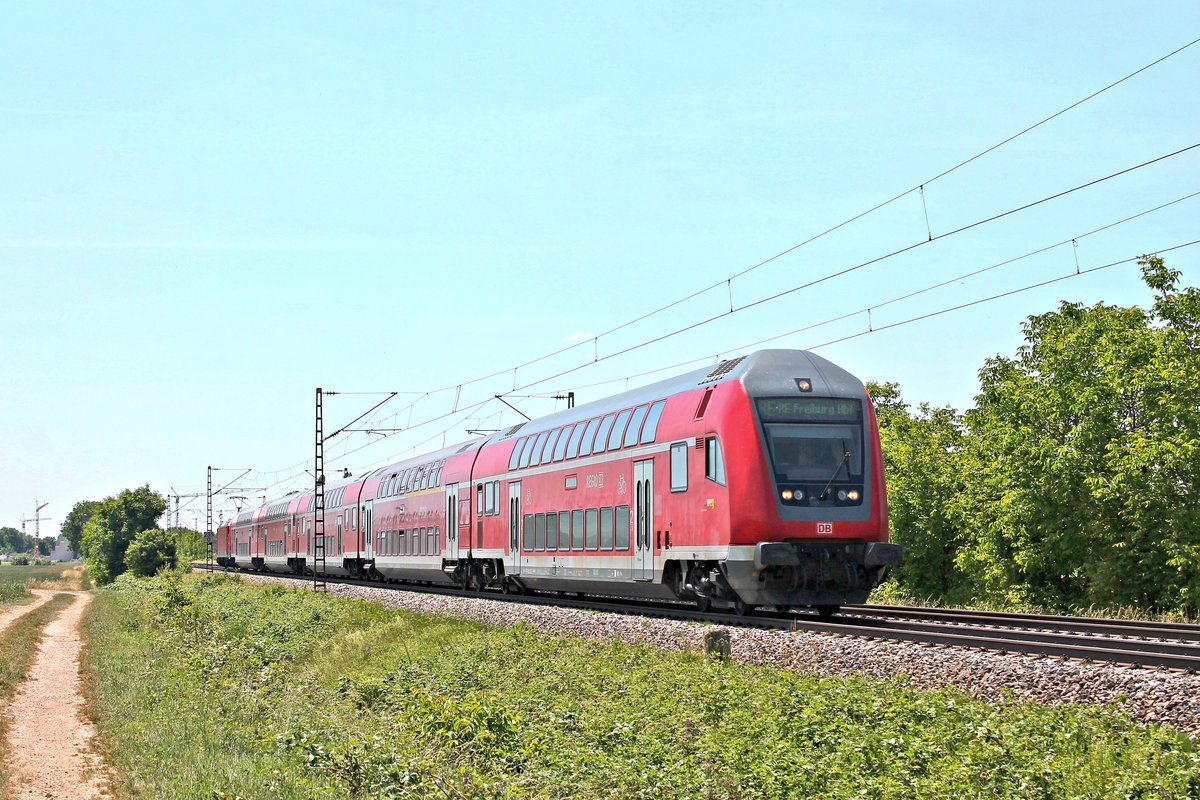 Am Mittag des 02.06.2020 fuhr der Freiburger-Steuerwagen D-DB 50 80 86-81 103-3 (Bauart: DBpbzfa 766.4) zusammen mit der Schublok 146 228-2  St. Georgen  als RE (Basel Bad Bf - Freiburg (Brsg) Hbf) nördlich von Müllheim (Baden) bei Hügelheim durchs Rheintal in Richtung Buggingen.