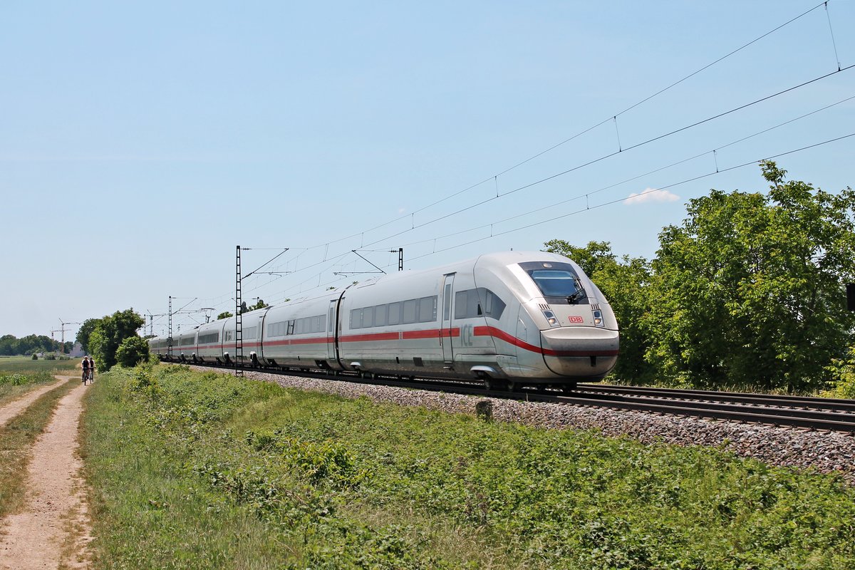 Am Mittag des 02.06.2020 fuhr 412 045 (9045/0812 045-4) als ICE 72 (Basel Bad Bf - Hamburg Altona) nördlich von Müllheim (Baden) bei Hügelheim über die Rheintalbahn durchs Markgräflerland in Richtung Freiburg (Breisgau).