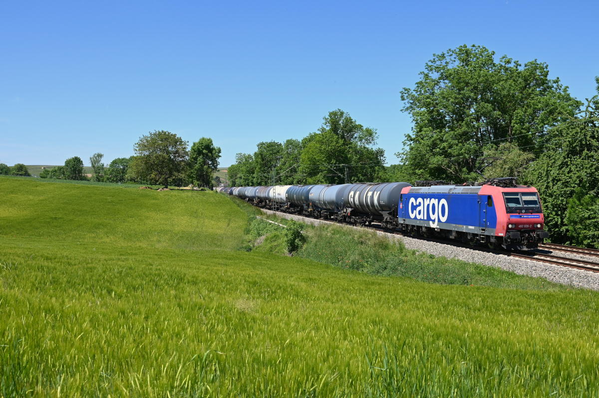 Am Mittag des 02.06.2021 ist 482 026 mit einem Kesselwagenzug auf der Frankenbahn bei Lauffen am Neckar in Richtung Stuttgart unterwegs.