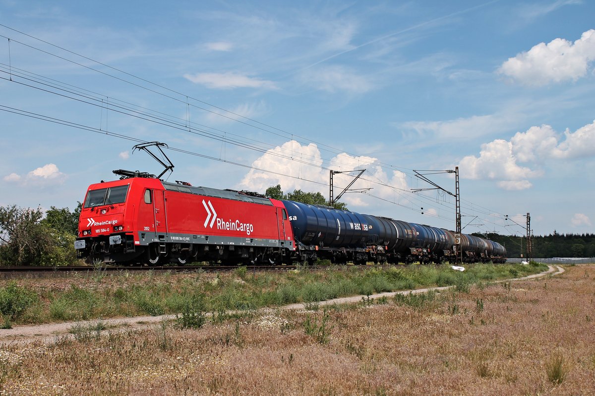Am Mittag des 03.06.2020 fuhr AKIEM/RHC 2052 (185 584-0) mit einem langen Kesselzug aus Richtung Neulußheim kommend über die Rheintalbahn gen Waghäusel, wo sie ihren Zug auf einem Gleis im dortigen Bahnhof abgestellt hatte.