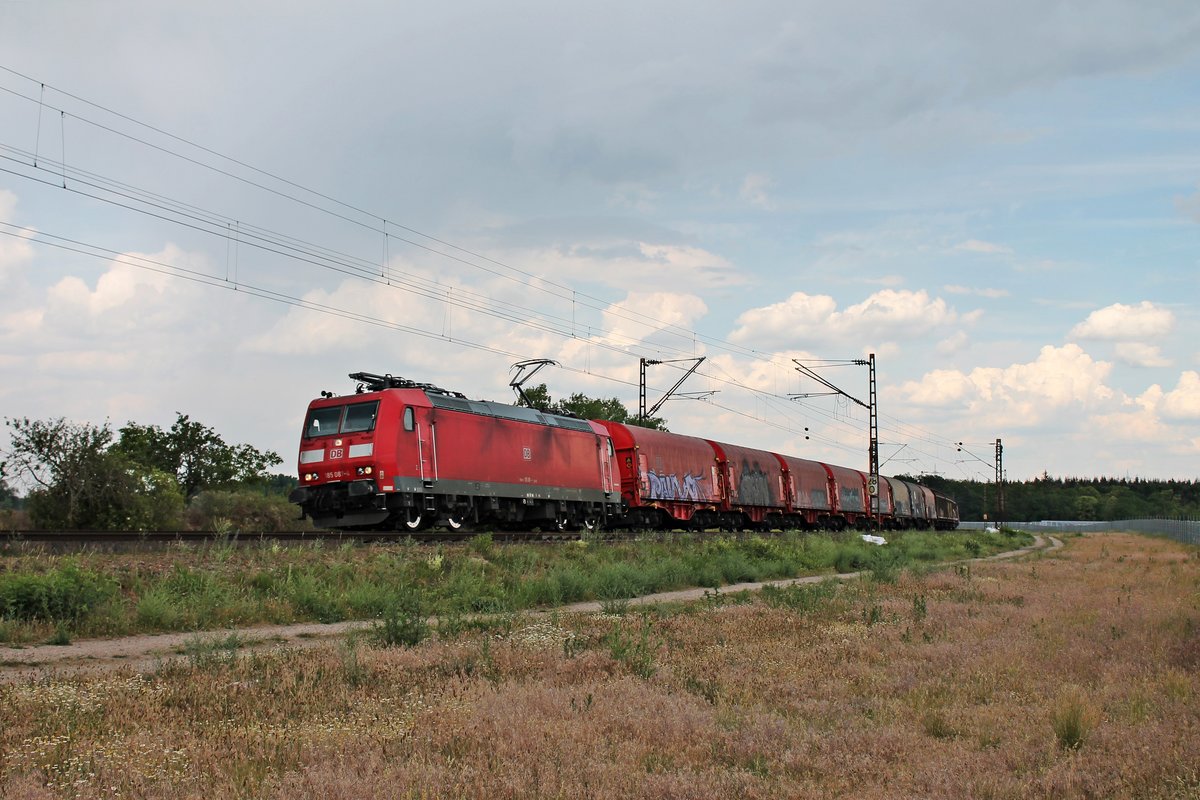 Am Mittag des 03.06.2020 fuhr 185 087-4 mit dem EZ 45023 (Mannheim Rbf - Chiasso Smistamento) nördlich von Waghäusel über die Rheintalbahn in Richtung Graben-Neudorf/Karlsruhe.