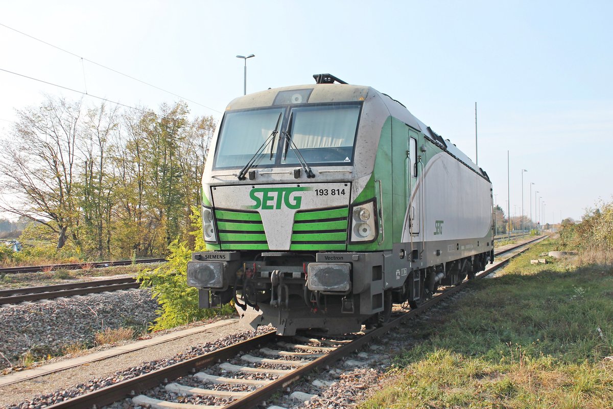 Am Mittag des 03.11.2018 stand Rpool/SETG 193 814 abgestellt im stromlosen Bereich vom Güterbahnhof in Neuenburg (Baden) und wartete darauf am Abend ihren beladenen Holzzug nach Bayern zu bespannen.