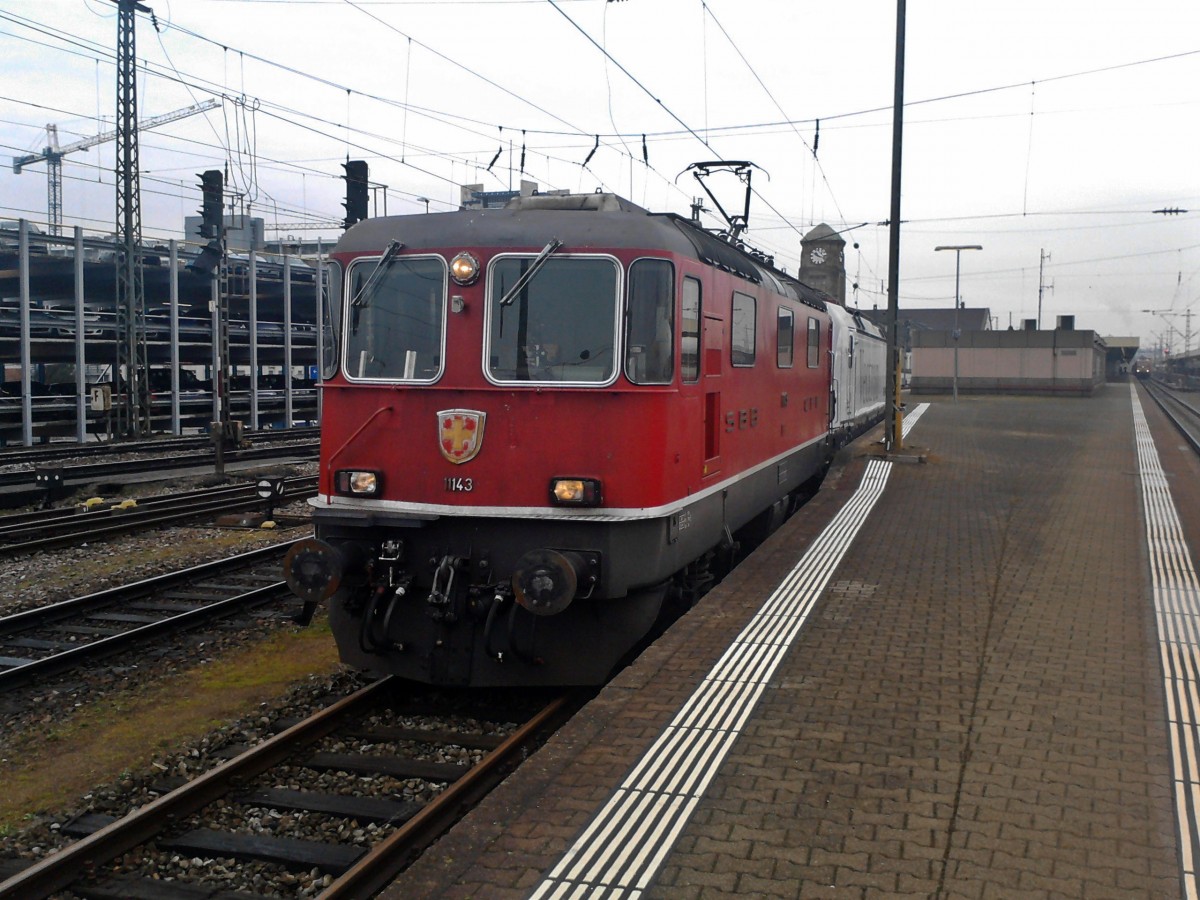 Am Mittag des 04.01.2014 stand SBB Re 4/4 II 11143 vor dem Prototyp-Vectron 193 901 auf Gleis 117 in Basel Bad Bf. Sie hatte die ehrenvolle Aufgabe den Vectron weiter in die Schweiz, beziehungsweise bis an die Italienische Grenze zubringen.