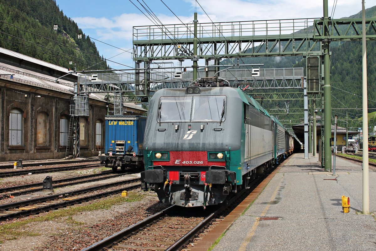 Am Mittag des 04.07.2018 stand E 405.026 zusammen mit E 412 009 und einem E-Wagenzug am Bahnsteig im Bahnhof von Brennero und warteten auf ihre Abfahrt in Richtung Bozen.