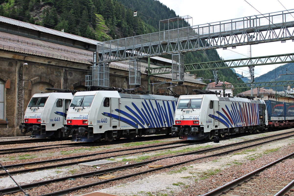 Am Mittag des 05.07.2018 fand diese kleine 186er-Parade im Bahnhof von Brennero statt. Während die 186 440 zuvor zusammen mit 186 444 den  TERRATRANS/paneuropa -KLV TEC 43821 (Bremmen Grolland - Verona Q. E.) in den Grenzbahnhof gebracht hatte und nun wieder zurück in Richtung Österreich rangierte, wird sich die 186 441 vor die 186 444 setzte um später dann gemeinsam den Güterzug zum Zielbahnhof zu bringen.