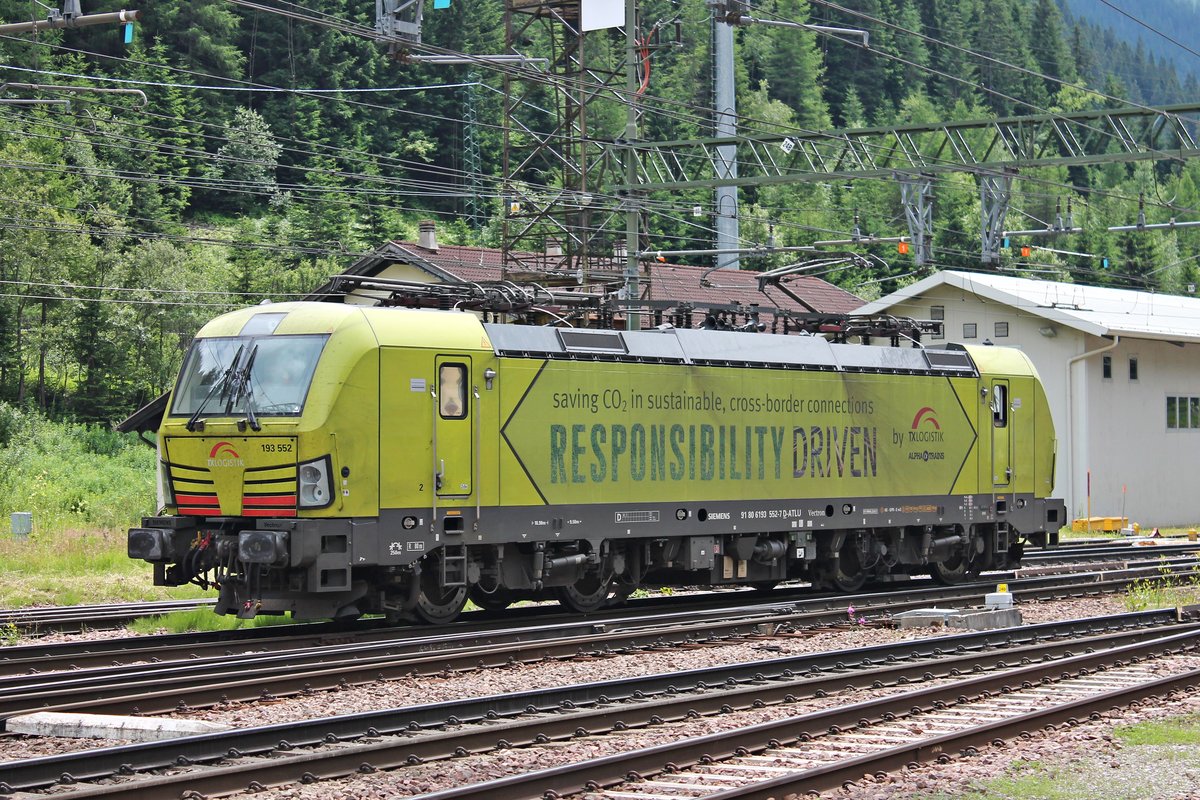Am Mittag des 05.07.2018 rangierte ATLU/TXL 193 552  RESPONSIBILITY DRIVEN  durchs südliche Vorfeld vom Bahnhof von Brennero in Richtung Österreich.