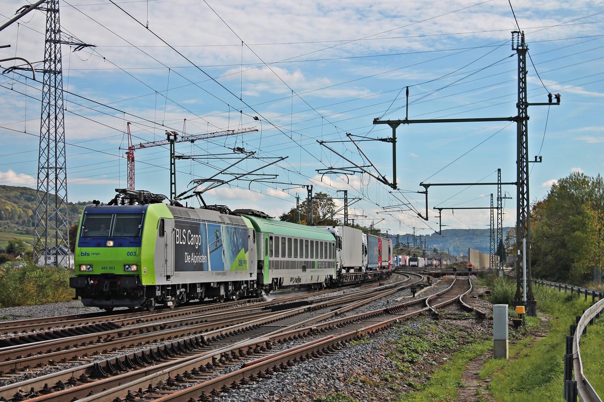 Am Mittag des 07.10.2017 fuhr die neu beklebte Re 485 003 mit ihrer RoLa (Novara Boschetto - Freiburg (Brsg) Rbf), welche sie seit Domodossola bespannte,  südlich von Eimeldingen in Richtung Katzenbergtunnel.
