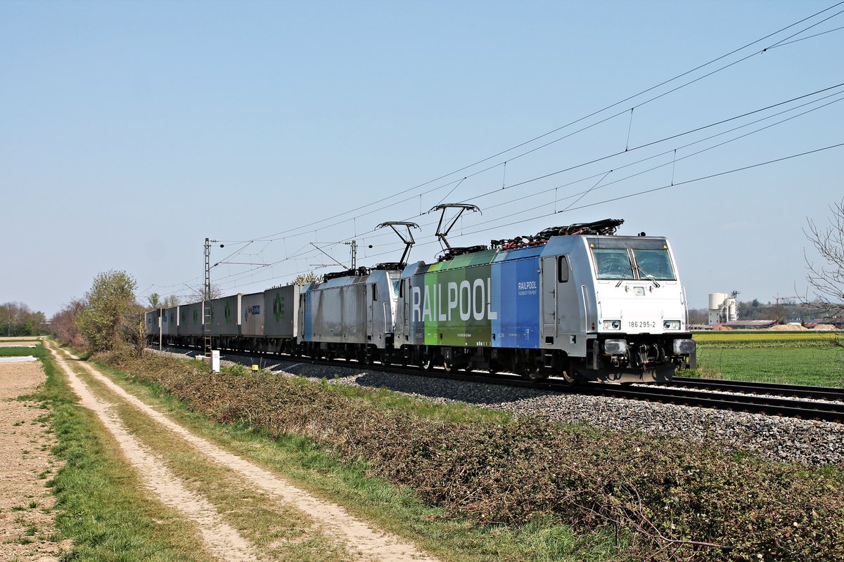 Am Mittag des 10.04.2020 fuhr Rpool/LINEAS 186 295-2  RAILPOOL  zusammen mit Rpool/LINEAS 186 457-8 und dem DGS 40077 (Genk Haven - Novara Boschetto) südlich von Buggingen über die Rheintalbahn in Richtung Schweizer Grenze.