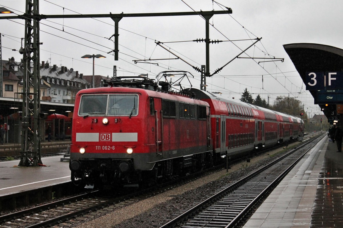 Am Mittag des 10.11.2013 stand bei strmenden Regen 111 062-6  Neuenburg (Baden)  auerplanmig mit RE 5341 (Offenburg - Basel SBB) auf Gleis 4 des Freiburger Hbf und wartet auf die Abfahrt gen Sden.