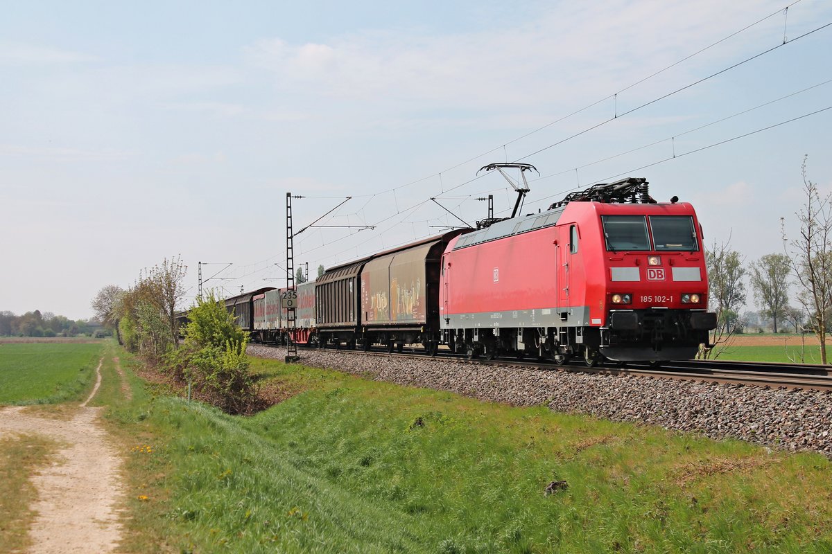 Am Mittag des 11.04.2017 bespannte die 185 102-1 einen gemischten Güterzug (Chiasso - Mannheim Rbf), als sie nördlich von Müllheim (Baden) bei Hügelheim durchs Rheintal in Richtung Buggingen fuhr.