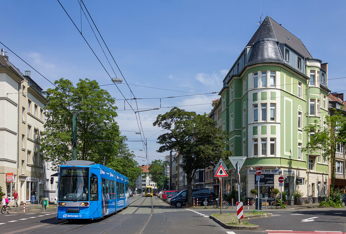 Am Mittag des 11.6.2018 ist Wagen 2142 der Rheinbahn AG, welcher eine Werbebeklebung für AirEuropa erhalten hat als Linie 707 kurz vor Erreichen der Haltestelle Essener Straße zu sehen.