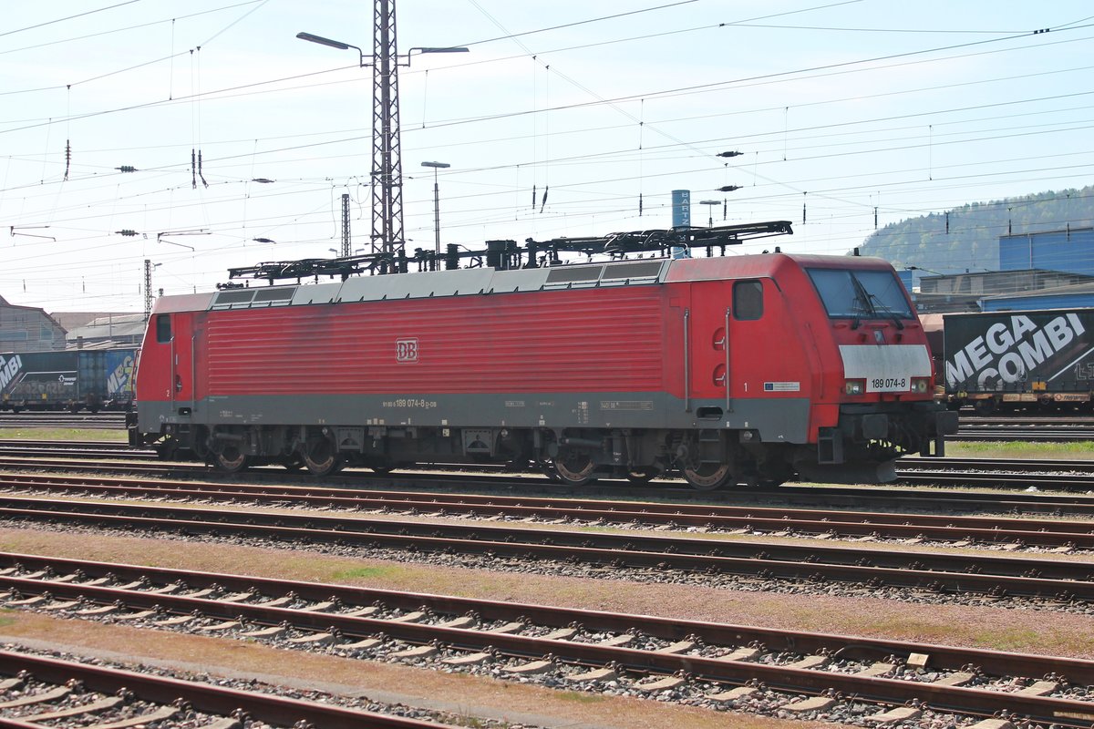 Am Mittag des 12.04.2017 ruhte sich die 189 074-8 im nördlichen Vorfeldes des Bahnhofes in Dillingen (Saar) aus und wartete dort auf ihre nächste Leistung.