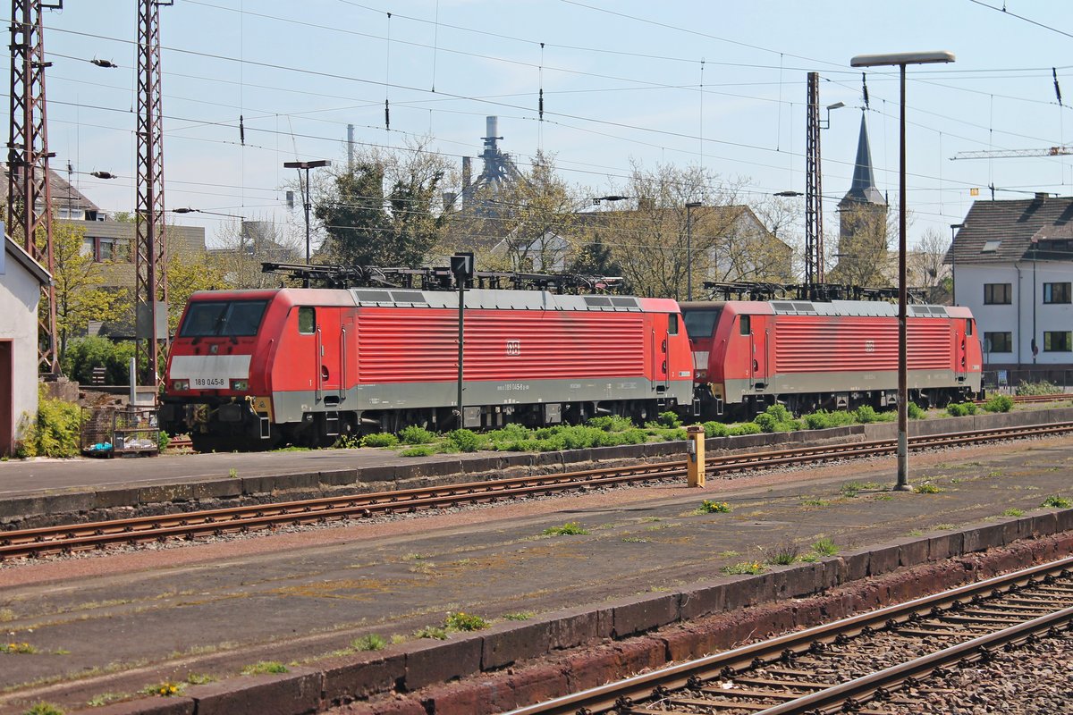Am Mittag des 12.04.2017 stand 189 045-8 zusammen mit 189 033-4  abgestellt auf einem Stumpfgleis im Bahnhof von Dillingen (Saar) und warteten dort auf ihren leeren Erzzug, den sie dann wieder nach Rotterdam bespannen werden.
