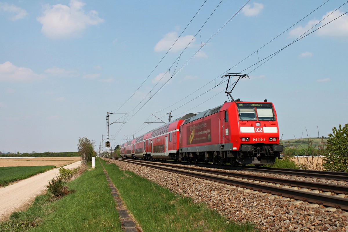 Am Mittag des 13.04.2014 schob die Freiburger 146 114-4  Baden-Württemberg erfahren  einen RegionalExpress von der Schweizer Grenze nach Offenburg. Hier ist sie kurz hinter ihrem letzten Halt in Müllheim (Baden).