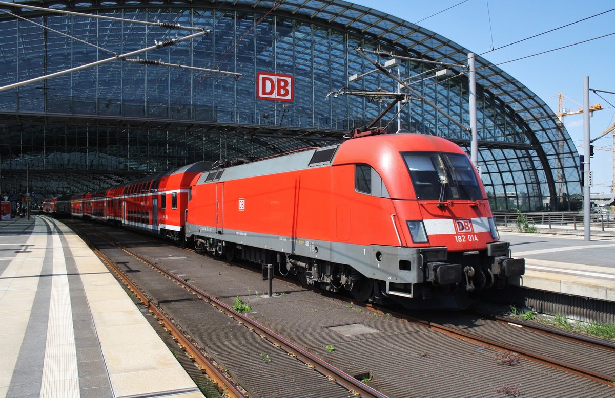 Am Mittag des 13.5.2016 erreicht 182 014 zusammen mit einem RE1 (RE18174) von Frankfurt(Oder) nach Brandenburg Hauptbahnhof den Hauptbahnhof der Bundeshauptstadt. 