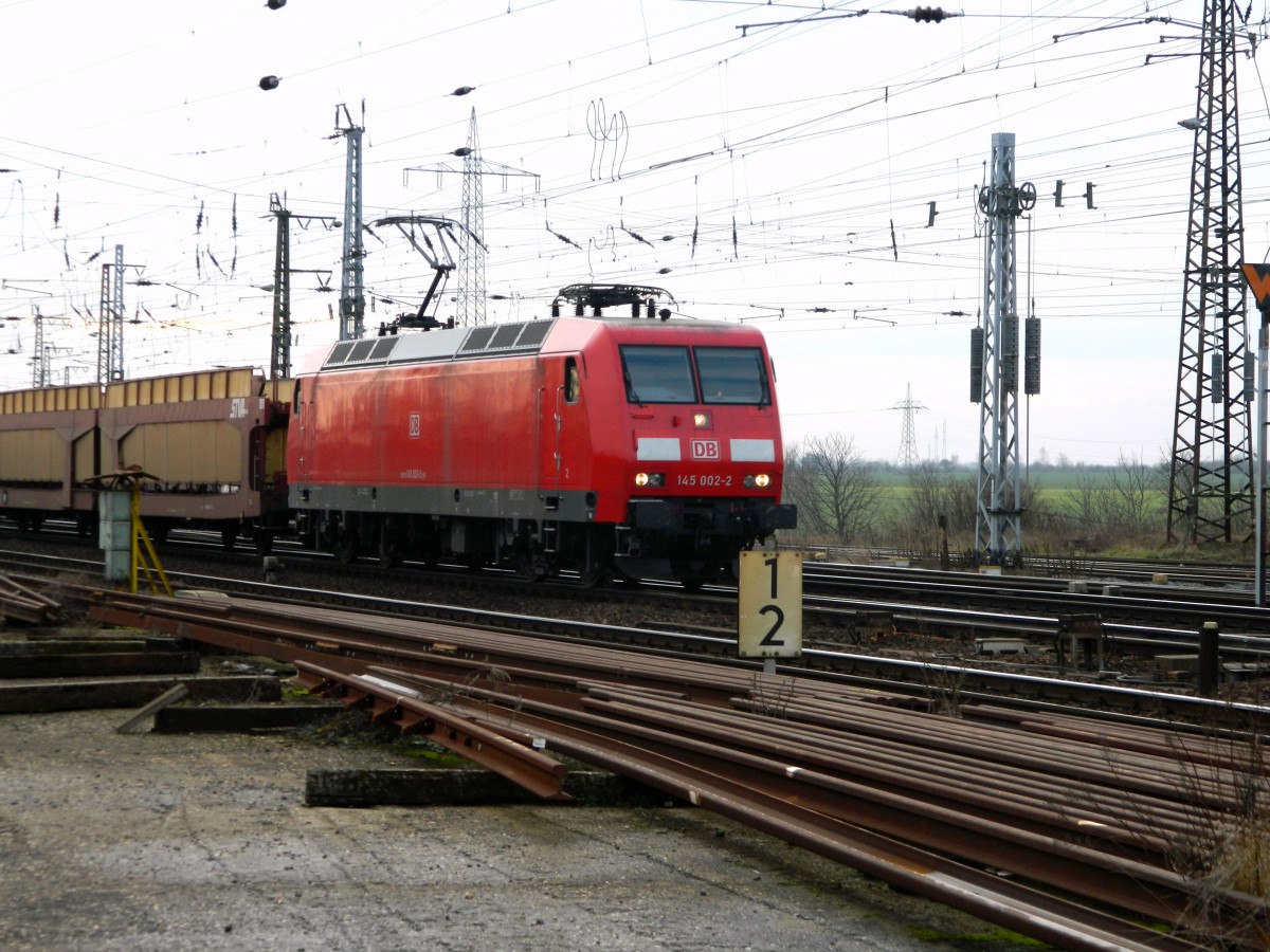 Am Mittag des 15. Januar 2014 fährt 145 002 mit einem Leerzug Autotransportwagen aus südlicher Richtung in den Bhf Großkorbetha ein.