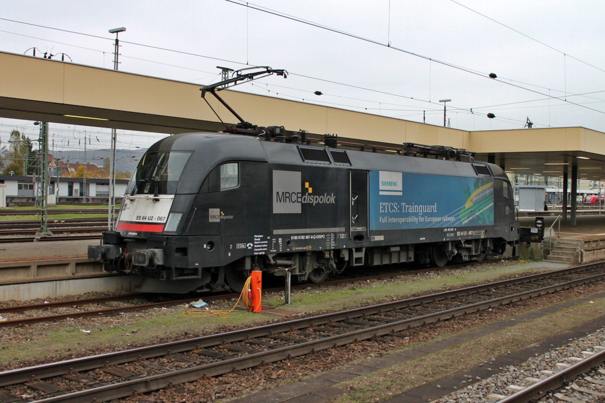 Am Mittag des 16.11.2013 stand ES 64 U2-067 (182 567-8)  ETCS Trainguard  auf dem Stumpen des Bahnsteiges 4 und 5 des Badischen Bahnhofes und wartet, bis sie als Tfzf nach Basel SBB fahren kann um den EC 6 abzuholen.