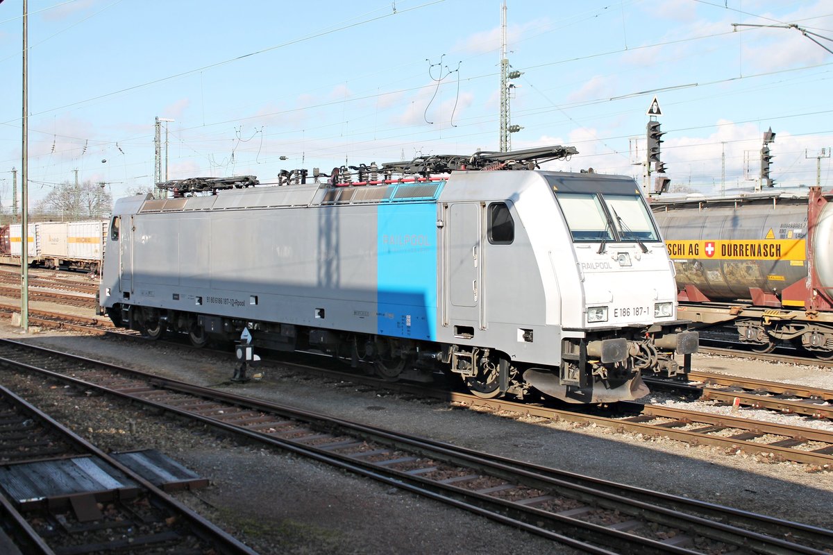 Am Mittag des 17.02.2017 stand Rpool/CTN 186 187-1 abgestellt im Bahnhofsbereich vom Badischen Bahnhof von Basel und wartete dort auf ihren nächsten Einsatz.