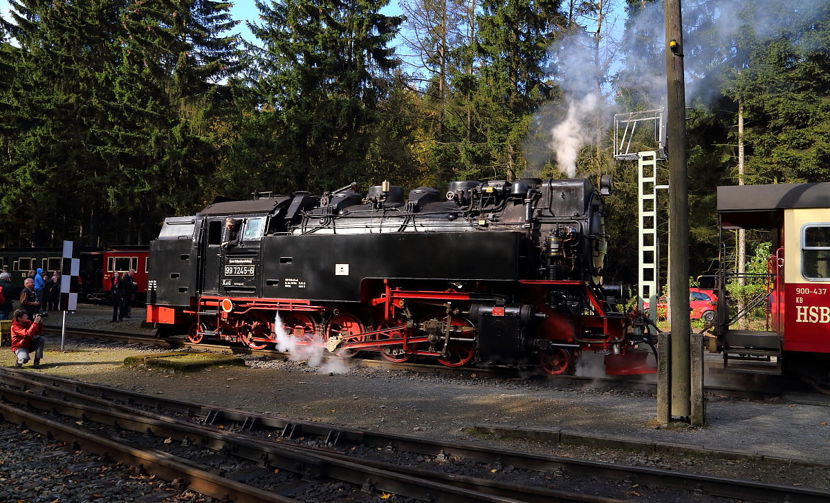 Am Mittag des 17.10.2014 verläßt 99 7245 mit P8903 den Bahnhof Drei Annen Hohne in Richtung Eisfelder Talmühle.