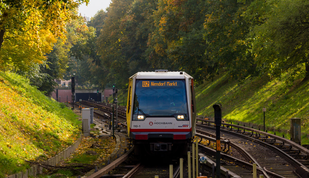 Am Mittag des 18. Oktober 2016 konnte ich den DT4 110 der Hamburger Hochbahn mit unbekanntem Anhängsel bei der Einfahrt in den U-Bahnhof Hagenbecks Tierpark auf dem Weg Richtung Niendorf Markt fotografieren