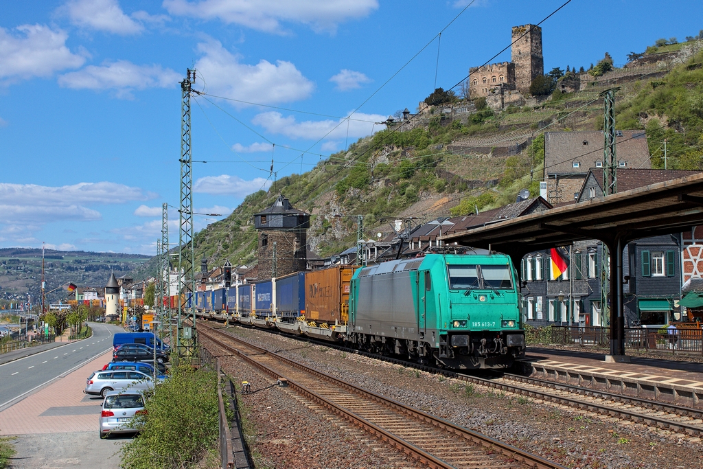 Am Mittag des 18.4.2015 fuhr 185 613 mit KV-Zug durch Kaub Richtung Rüdesheim