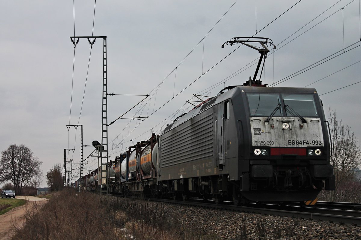 Am Mittag des 19.02.2018 fuhr MRCE/SBBCI ES 64 F4-993 (189 093-8) mit dem  BASF -Containerzug (Ludwigshafen BASF Ubf - Gallarate) nördlich von Müllheimk (Baden) durchs Markgräflerland in Richtung Basel.