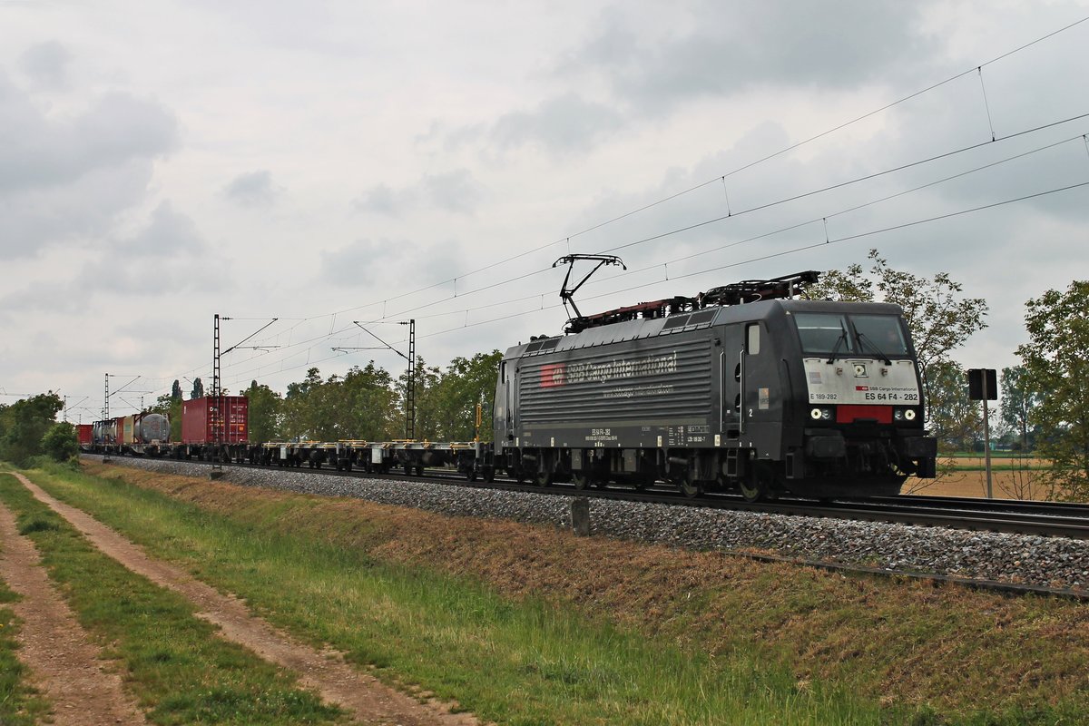 Am Mittag des 19.05.2019 fuhr MRCE/SBBCI ES 64 F4-282 (189 282-7)  SBB Cargo International  mit einem langen Containerzug nach Rotterdam bei Hügelheim über die Rheintalbahn in Richtung Freiburg (Breisgau).