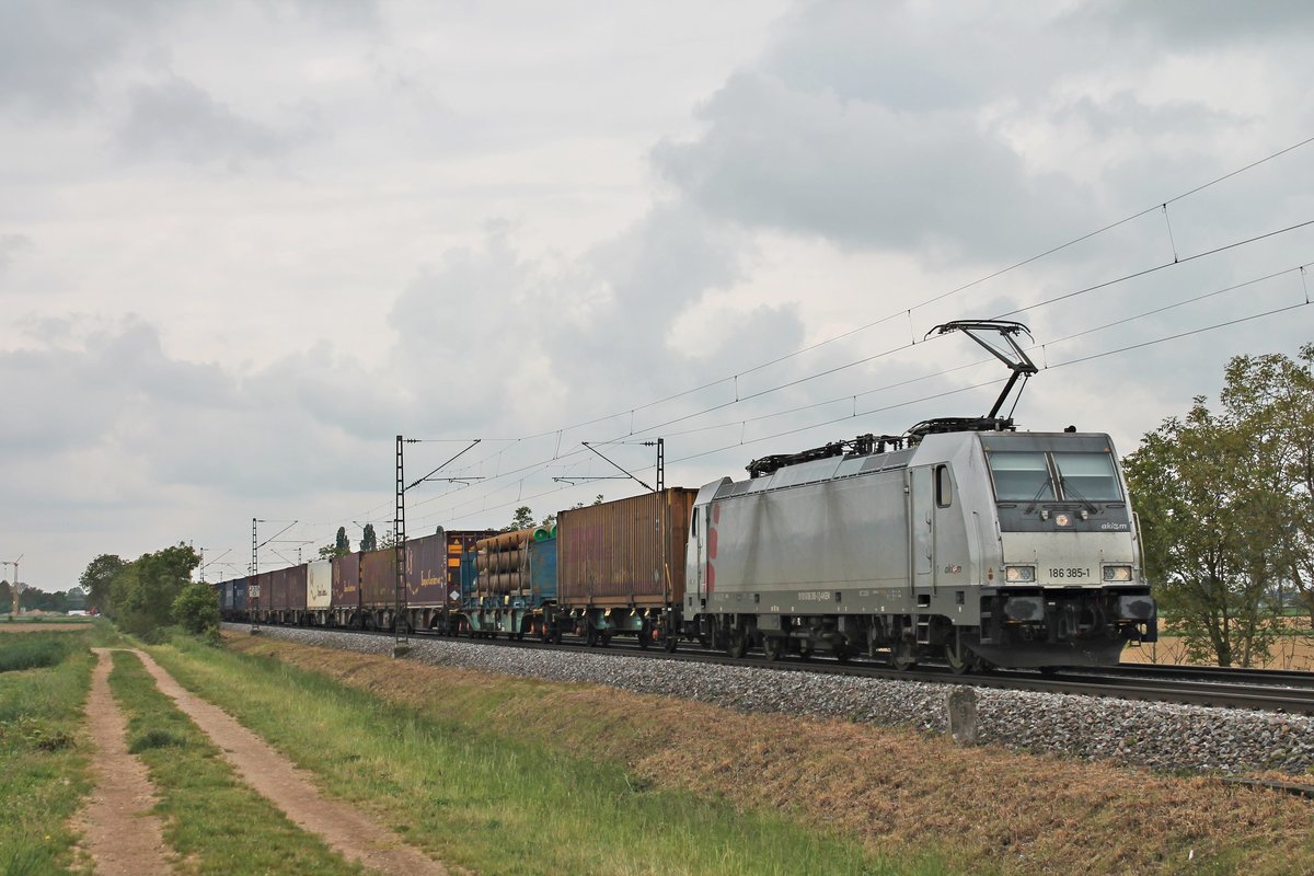 Am Mittag des 19.05.2019 fuhr AKIEM/LINEAS 186 385-1 (ex. 186 371-1) mit einem Containerzug aus Italien, welche den Zug seit Basel SBB RB bespannte, bei Hügelheim über die Rheintalbahn in Richtung Freiburg (Breisgau). Im Jahr 2018 wurde die 186 385-1 als 186 371-1 und der Länderkonfiguration (D/A/CH/I/B/NL) von Bombadier abgeliefert und wurde für Messeinsätze in Deutschland und Österreich eingesetzt. Nach den Messeinsätzen wurde sie dann gegen Ende 2018 auf das Länderpaket (D/A/B/NL) bei Bombadier umgebaut und in 186 385-1 umgezeichnet und ist seit dem bei LINEAS im Einsatz.