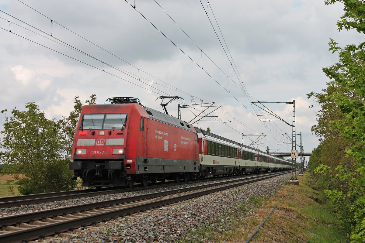 Am Mittag des 19.05.2019 fuhr 101 020-6 mit dem EC 9 (Hamburg Altona - Zürich HB) bei Hügelheim über die KBS 703 durchs Markgräflerland in Richtung Basel, wo sie ihren Zug dann an die SBB übergeben wird.