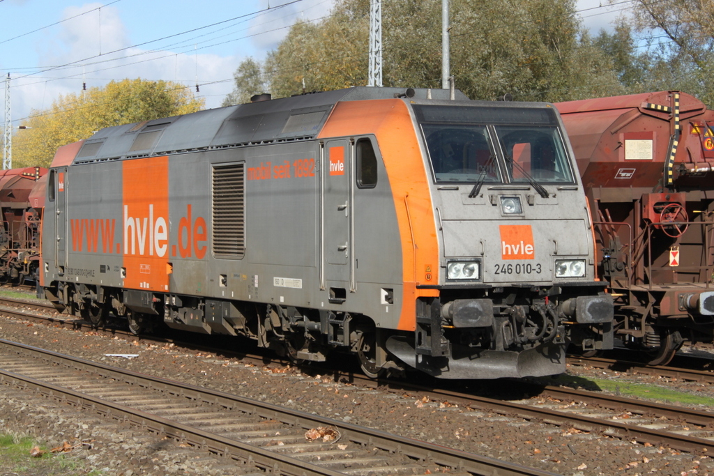 Am Mittag des 19.10.2018 stand die HVLE 246 010-3 in Rostock-Bramow, wenig später ging es als Leerfahrt Richtung Anklam. 