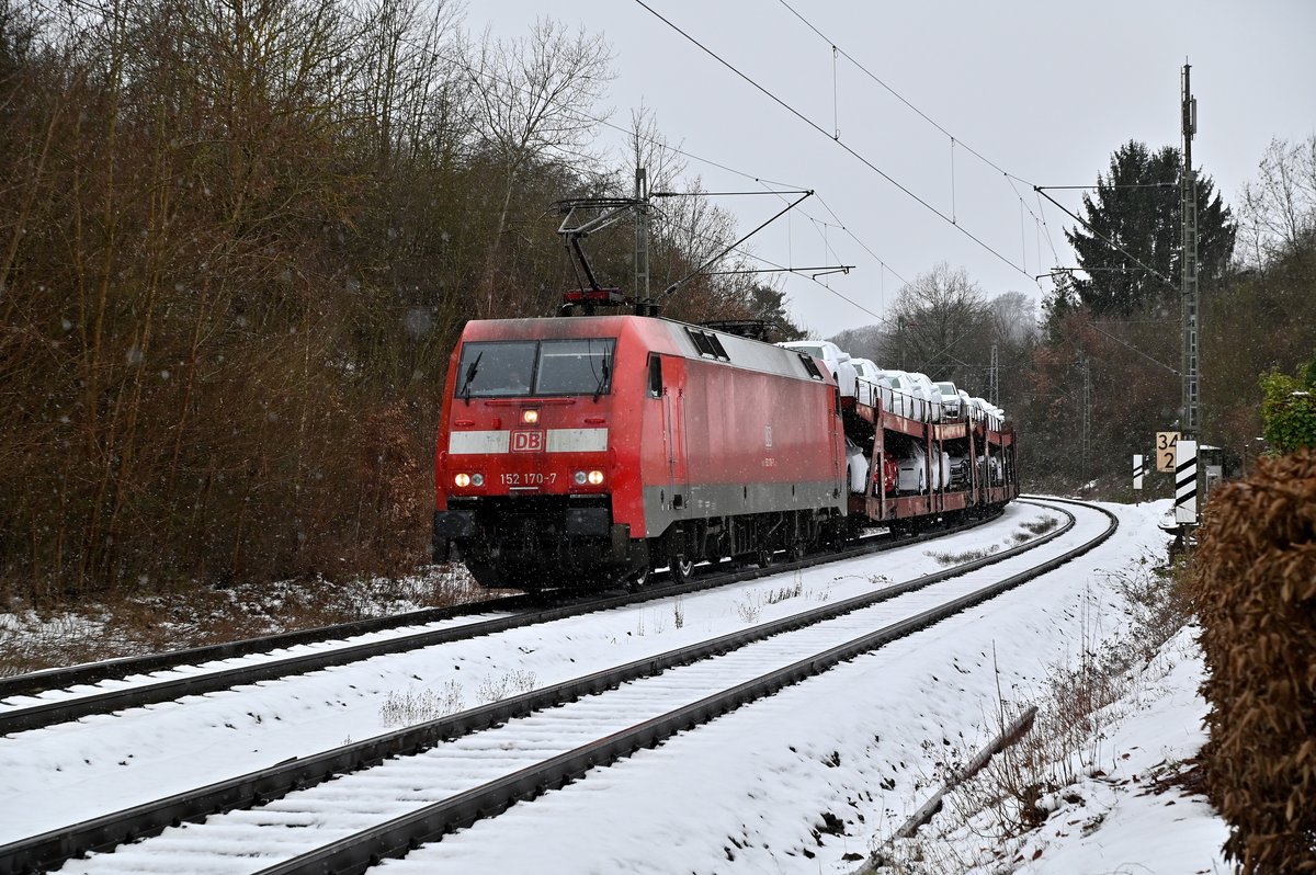 Am Mittag des 19.1.2021 kommt die 152 170-7 mit dem Audizug im Schnee durch Neckargerach gen Heidelberg wie fast jeden Werktag.