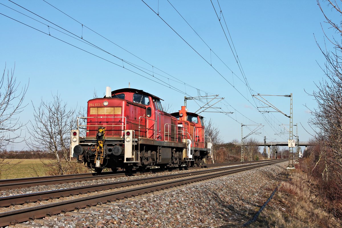 Am Mittag des 20.01.2020 fuhr 294 613-5 zusammen mit 363 187-6, welche sie nach Basel Bad Rbf überführte, bei Hügelheim über die Rheintalbahn in Richtung Müllheim (Baden).