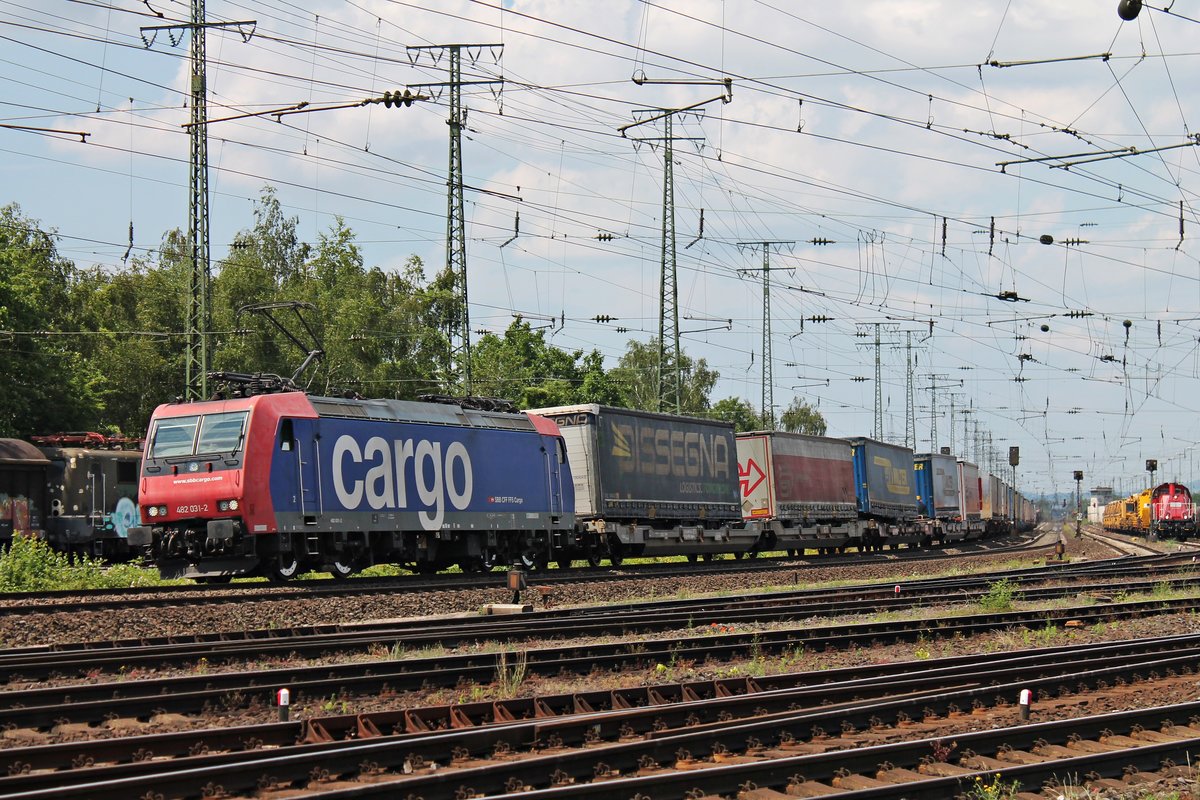 Am Mittag des 22.06.2019 fuhr Re 482 031-2 mit einem KLV nach Italien am Rangierbahnhof und DB Museum in Koblenz Lützel vorbei in Richtung Koblenz Hauptbahnhof.