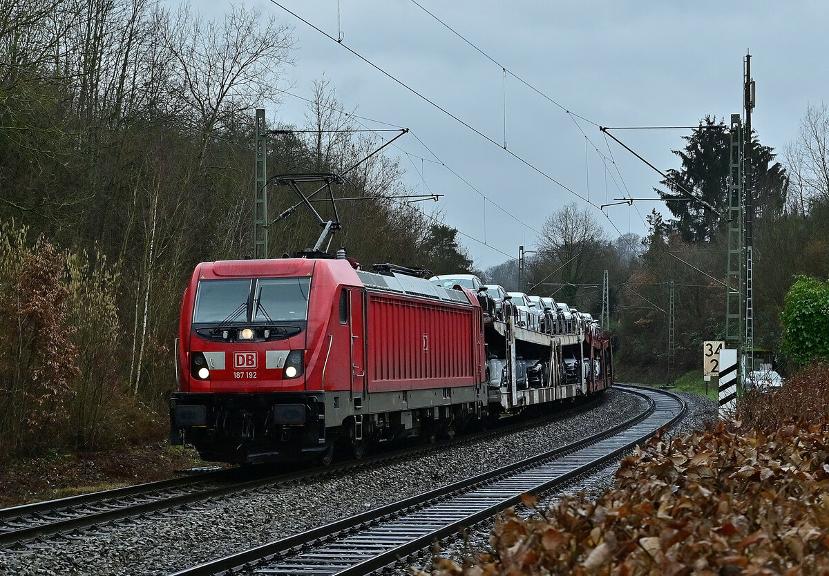 Am Mittag des 2.2.2023 konnte ich die 187 192 mit ihrem Audizug aus Bad Friedrichshall Hbf kommend in Neckargerach ablichten. 