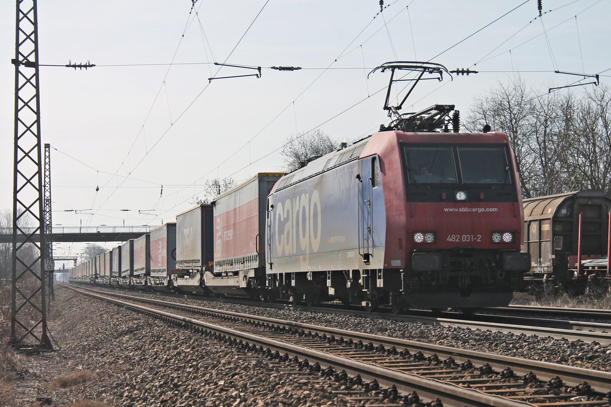 Am Mittag des 23.02.2019 fuhr Re 482 031-2 mit einem langen KLV durch die Überholgleise vom Bahnhof Orschweier in Richtung Offenburg.