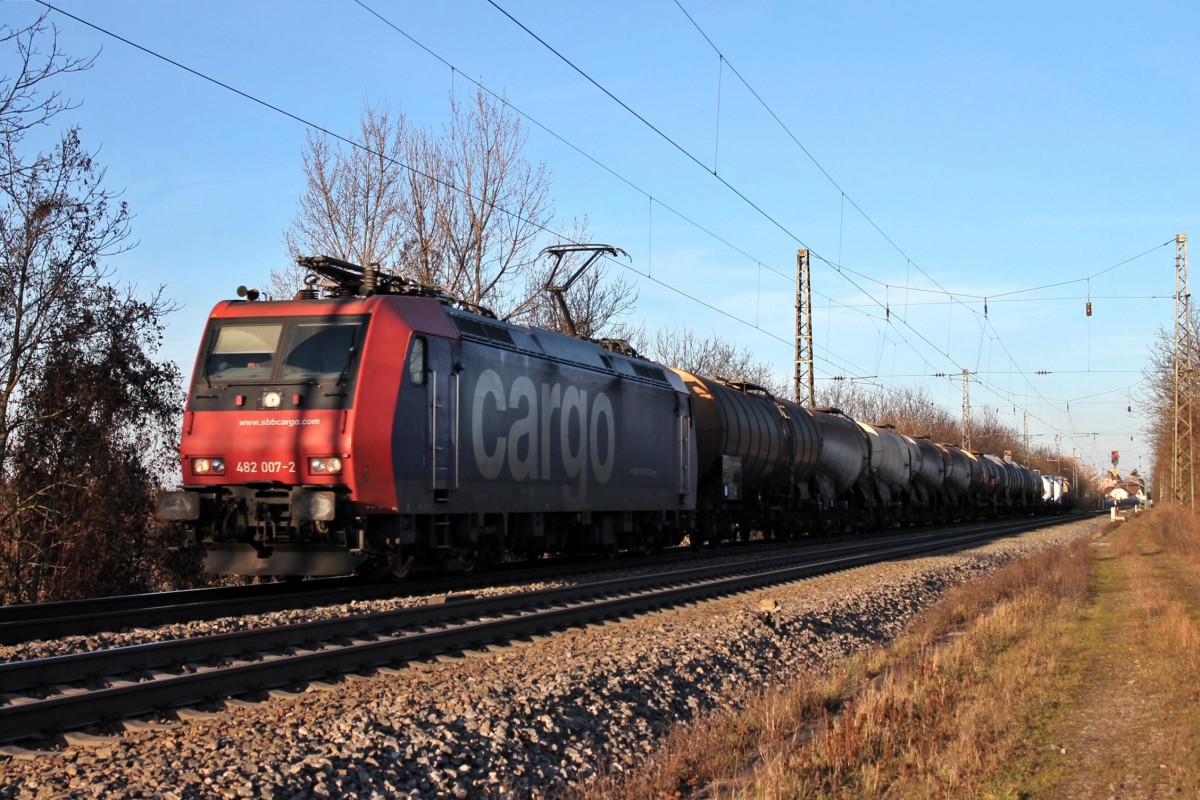 Am Mittag des 23.12.2013 fuhr SBB Cargo Re 482 007-2 mit dem BASF-Güterzug aus Ludwigshafen durch Heitersheim gen Schweiz.