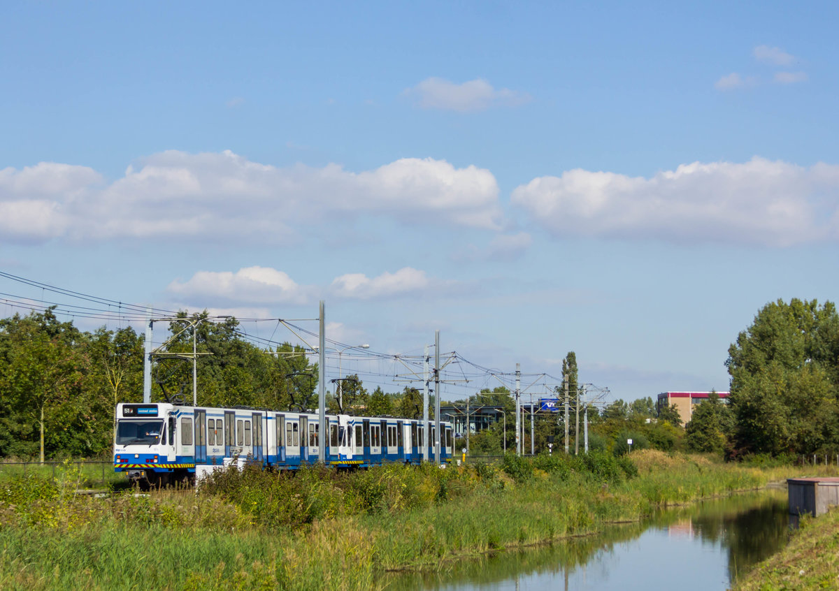 Am Mittag des 23.9.2017 fahren die beiden S1-Wagen 61 und 67 vom Hersteller BN ihrer Endhaltestelle Amstelveen Westwijk außerhalb von Amsterdam entgegen