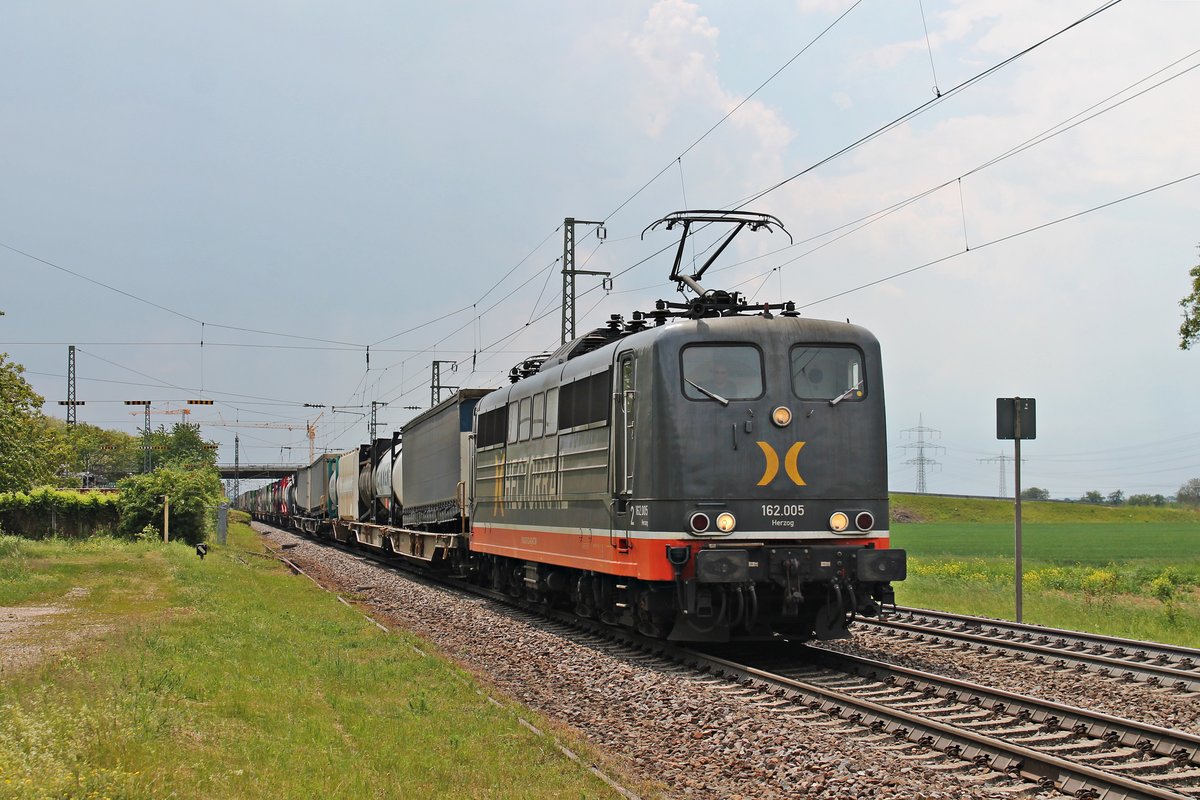 Am Mittag des 25.05.2019 fuhr HCTOR 162.005 (151 133-6)  Herzog  mit dem Containerzug nach Rheinhausen südlich vom Haltepunkt Auggen über die RHeintalbahn durchs Markgräflerland in Richtung Müllheim (Baden).