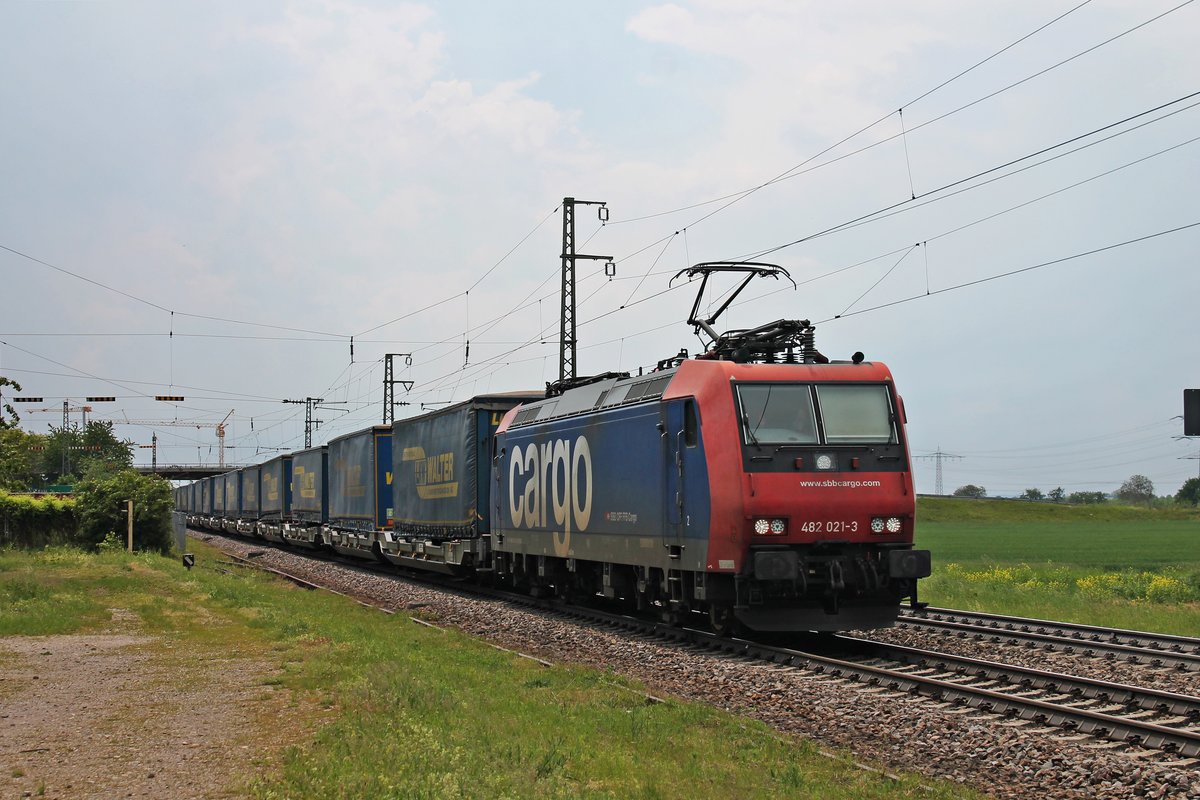 Am Mittag des 25.05.2019 fuhr Re 482 021-3 mit einem  LKW Walter -KLV (Novara Boschetto - Lübeck Skandinavienkai) südlich vom Haltepunkt Auggen über die KBS 703 durchs Rheintal in Richtung Freiburg (Breisgau).