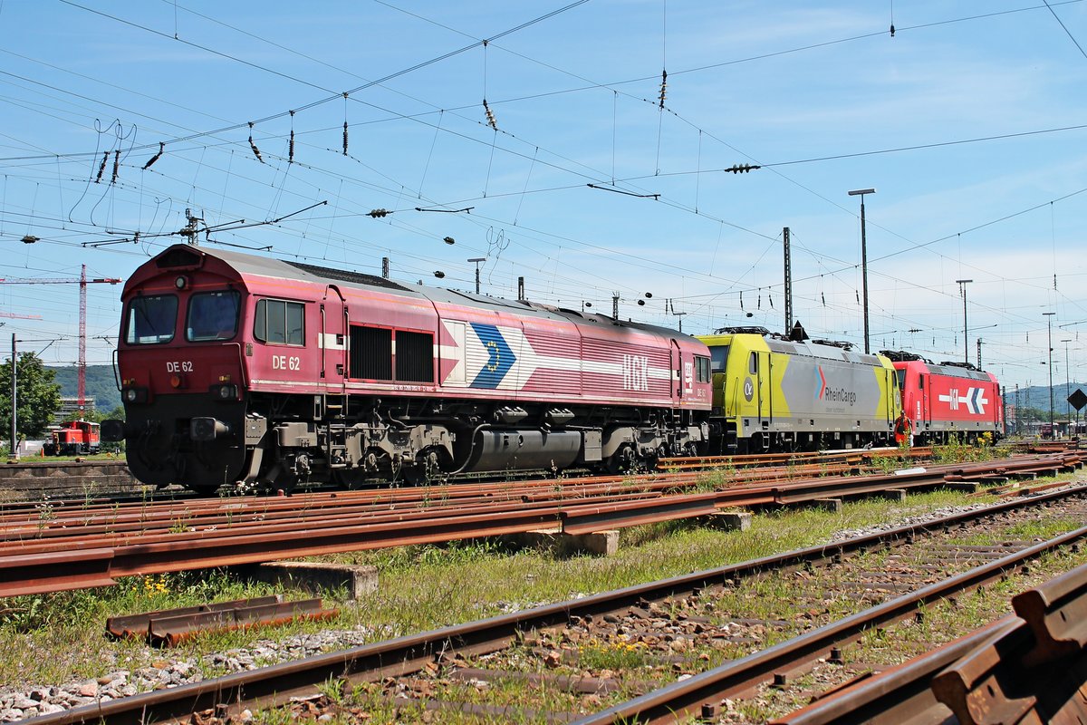 Am Mittag des 26.06.2015 stand RHC DE62 (266 062-9) zusammen mit Alpha Trains/RHC 119 008-0 und RHC 2051 (185 582-4) abgestellt auf dem angemieteten RheinCargo-Abstellgleis in Basel Bad Bf und warten auf neue Aufgaben.