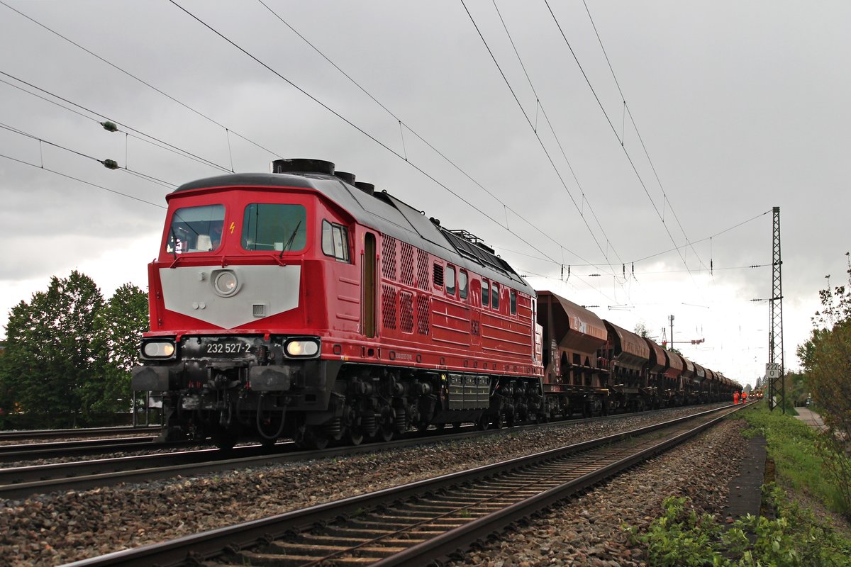 Am Mittag des 28.04.2019 stand WFL 232 527-2 mit ihrem Schotterzug zwischen den Überholgleisen vom Bahnhof Bad Krozingen und wartete dort darauf, dass sie sich an das anderen Ende des Zuges setzte kann, um später mit dem Schotterzug und einer Stopfmaschine nach Müllheim (Baden) zu fahren.