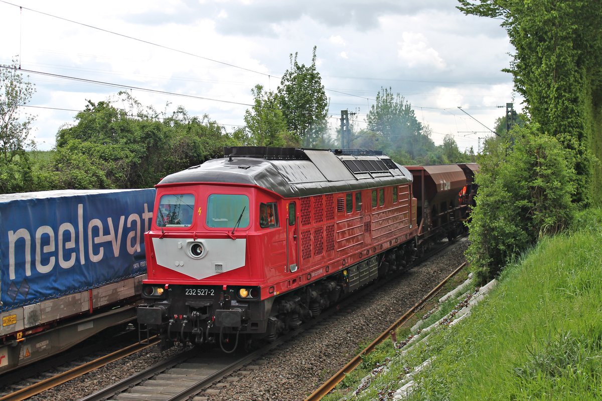 Am Mittag des 28.04.2019 zog die 232 527-2 der WFL ihren Schotterzug südlich vom Bahnhof Bad Krozingen langsam über das Baugleis in Richtung Norden. um das Baugleis zu verlassen und später dann in Richtung Müllheim (Baden) zu fahren.