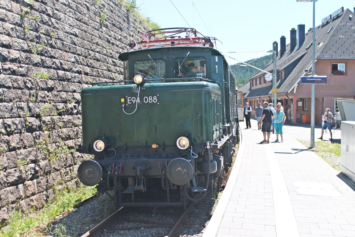 Am Mittag des 29.06.2019 stand EZW E94 088 mit einem privaten Sonderzug (Seebrugg - Neustadt (Schwarzw.) - Freiburg (Brsg) Hbf) auf Gleis 6 im Startbahnhof und wartete auf die Abfahrt.